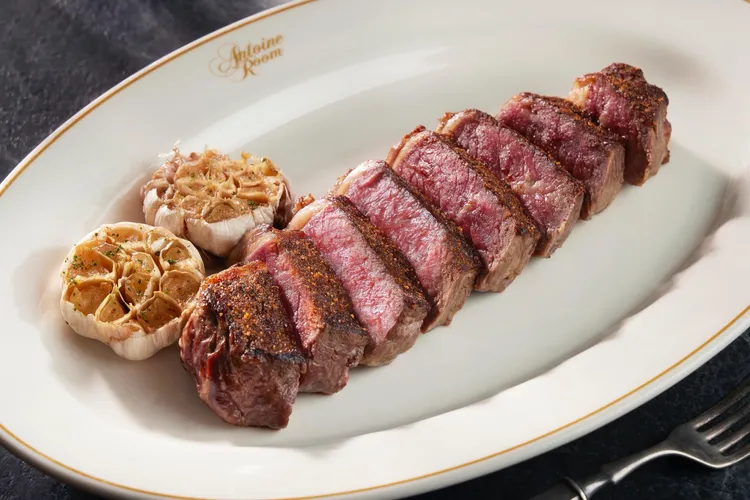 「紐奧良脆皮風味牛排」重現美國南方肯瓊文化風格，將牛排上撒上香辣肯瓊香料後以明火炙烤出酥脆表層與濃郁香氣，是重口味牛排愛好者的夏日首選。業者提供