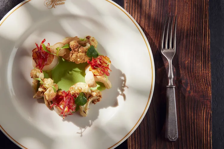 夏日開胃推薦「干貝青花菜泥」，金黃鮮濃的北海道干貝，搭配青花菜泥與炭烤蔬菜，清爽之中展現精緻層次。業者提供