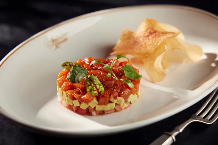 「鮪魚塔塔佐韓式辣醬」延伸自韓國米其林餐廳客座的經典前菜，結合黑鮪中腹與韓式調味，搭配炸薯片增添口感，是味蕾驚喜之作。業者提供