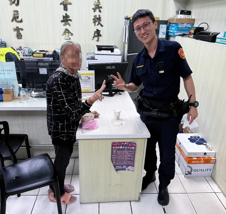警員把老婦帶回警所。楊梅警分局提供