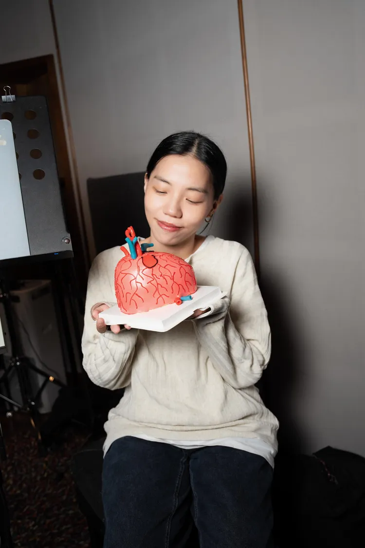 唱片公司獻上心臟造型蛋糕，預告洪佩瑜新專輯將用真心唱出扎心與舒心的歌曲，首直擊人心。何樂音樂提供