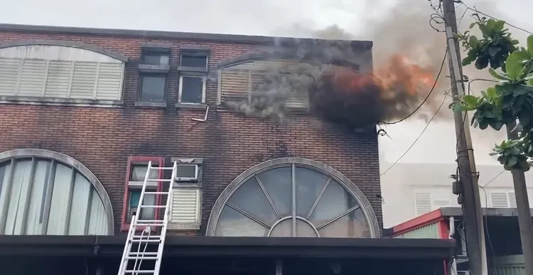 民宅起火竄出大量黑濃煙，經警消搶救後最終於2時15分順利撲滅。翻攝照片