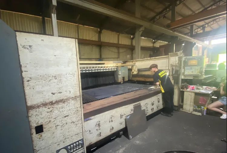 現場查扣雷射切割機。警方提供