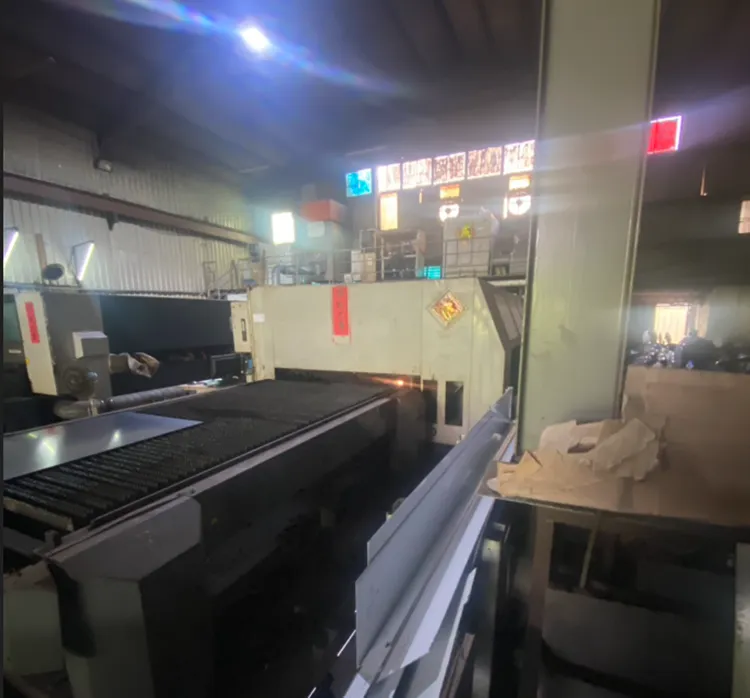 現場查扣雷射切割機。警方提供