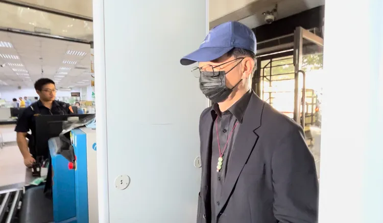 彭振聲喪妻後首出庭！被問翻供沉默不語　一身黑西裝、戴玉佩現身北院