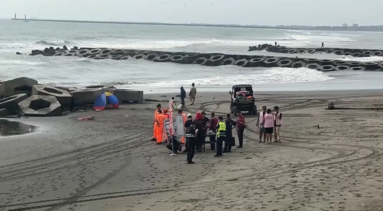 警消在事發海域持續進行搜索。民眾提供