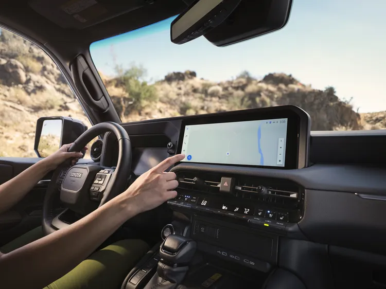 內裝設計延續實用導向，採大量實體按鍵配置，標配12.3吋數位儀表與中控螢幕、抬頭顯示器、導航系統。原廠照片