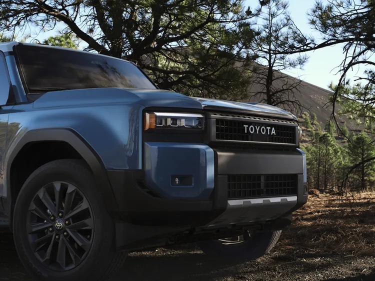 經典“TOYOTA”車頭銘牌、投射式頭燈與水平腰線，勾勒出兼具復古精神與現代感的越野風格。原廠照片