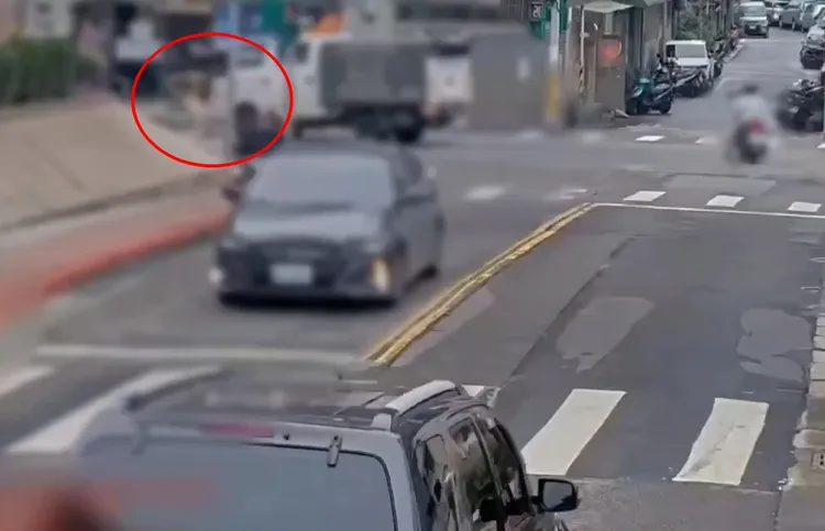 小貨車撞上行走於行人穿越道上的老婦人。翻攝畫面