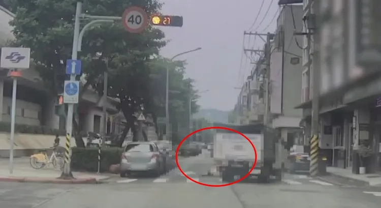 老婦人遭撞倒地。翻攝畫面