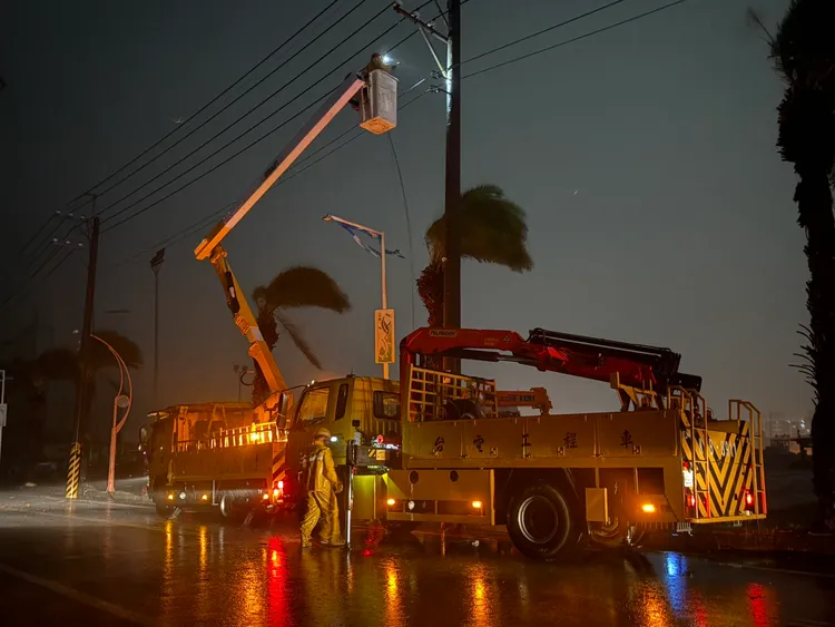 台電員工冒雨全力搶修，力拼今日入夜前復電。台電提供