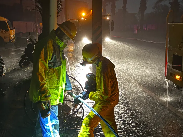 台電員工冒雨全力搶修，力拼今日入夜前復電。台電提供