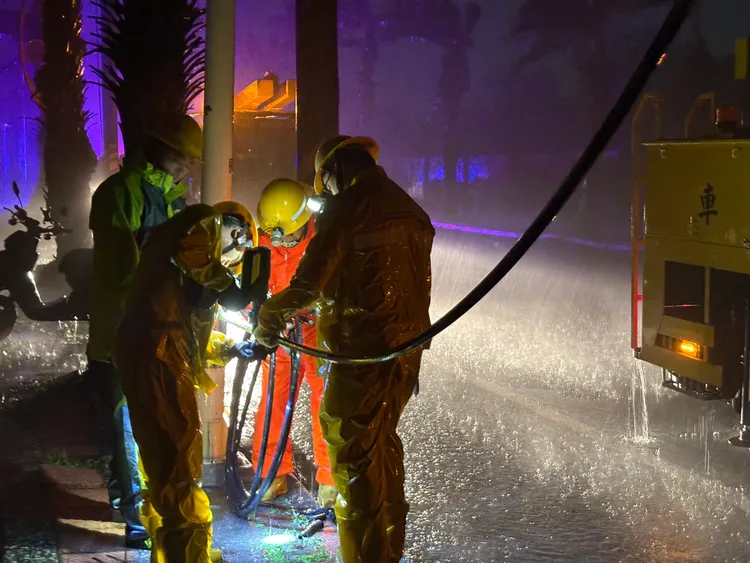 台電員工冒雨全力搶修，力拼今日入夜前復電。台電提供