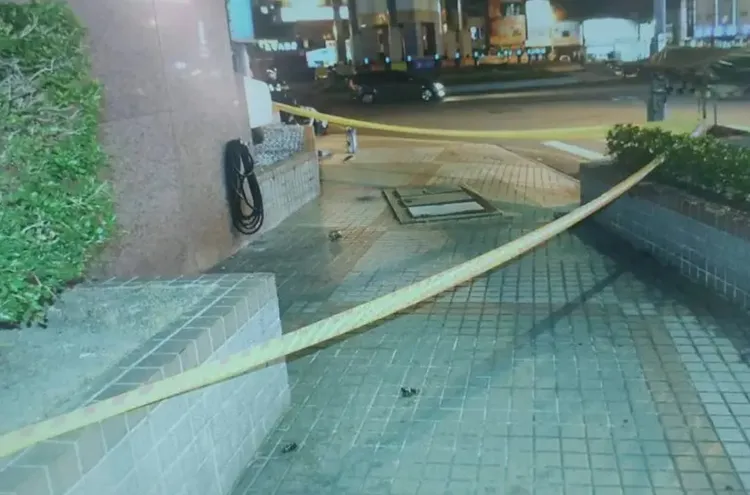 警方封鎖現場採證，發現疑似施放煙火釀禍。翻攝照片