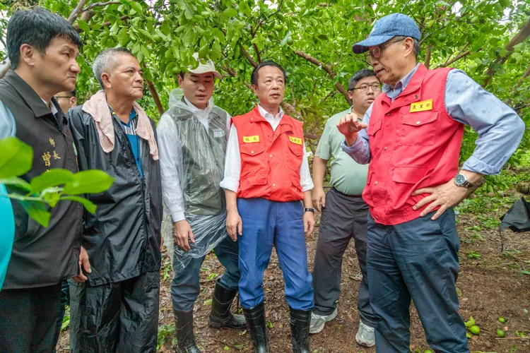 丹娜絲颱風重創嘉縣，農業部長陳駿季與縣長翁章梁勘災。翻攝畫面