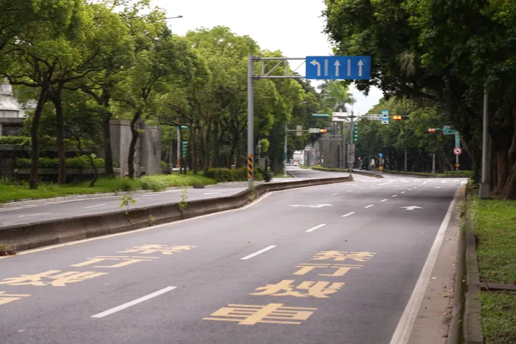 北市今天進行城鎮韌性防空演習，下午1時30分防空警報響起，警方立即管制車輛將道路淨空，民眾全被引到到室內或地下捷運站。彭欣偉攝