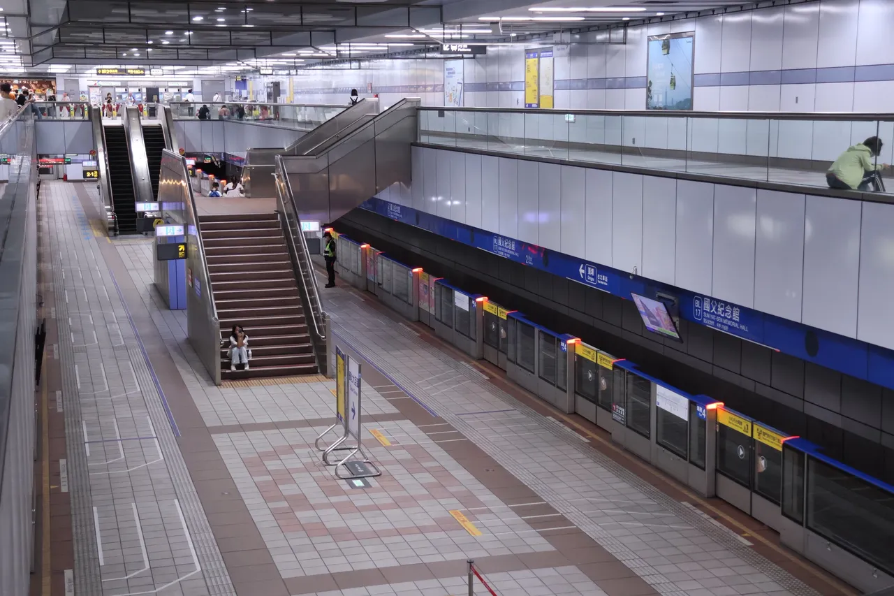 北市今天進行城鎮韌性防空演習,下午1時30分防空警報響起,警方立即管制車輛將道路淨空,民眾全被引到到室內或地下捷運站。莊宗達攝