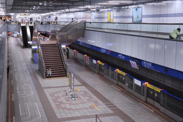 北市今天進行城鎮韌性防空演習，下午1時30分防空警報響起，警方立即管制車輛將道路淨空，民眾全被引到到室內或地下捷運站。莊宗達攝