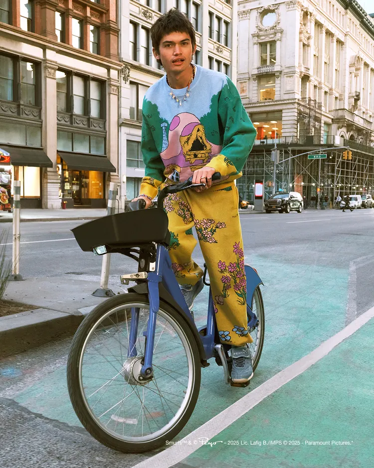 Oversized針織毛衣直接將「小美人」的蘑菇屋繡在服裝中央。品牌提供