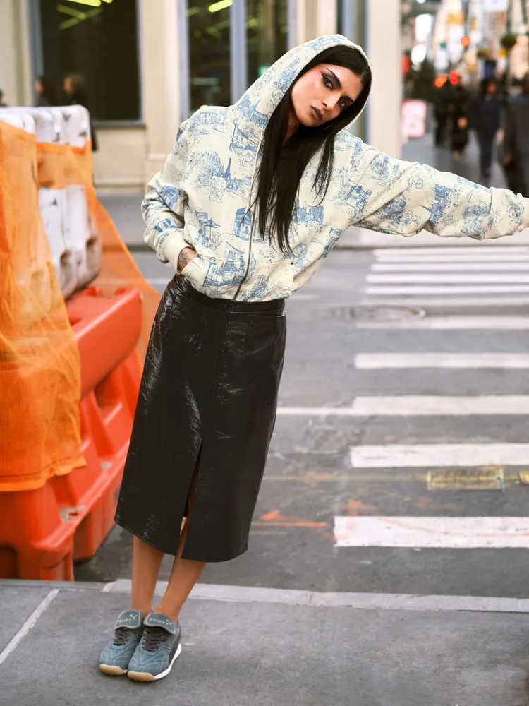 FENTY x PUMA x SMURFS聯名系列長厚連帽T恤，2980元。品牌提供