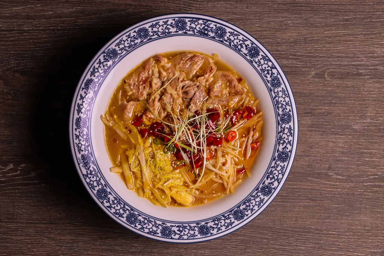 長安麵點節「秦椒酸湯肥牛」,以陝西秦椒與十餘種辛香料熬製酸香湯底,搭配滑嫩肥牛與時蔬,湯色紅亮、酸辣開胃。板橋凱撒大飯店提供