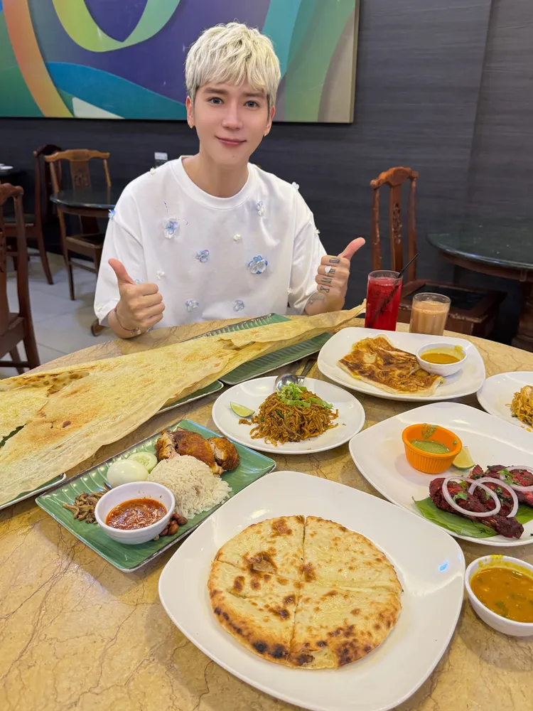 畢書盡抽空享受當地美食。索尼音樂提供