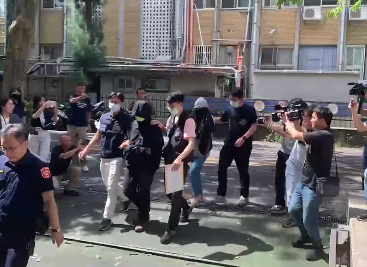 合成血跡圖的情侶檔昨日移送北檢複訊。讀者提供