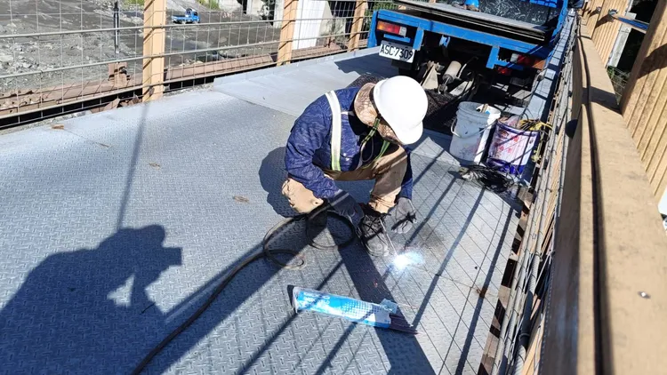 桃源區索阿紀吊橋因橋面毀損，原民會搶修中。原民會提供