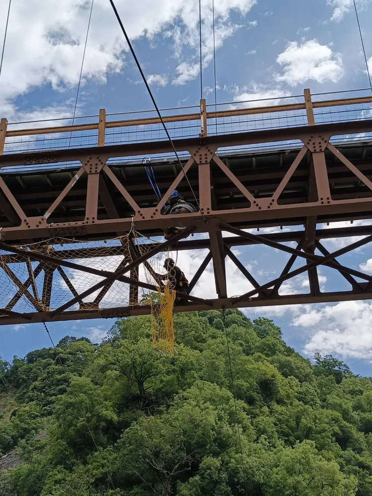 桃源區索阿紀吊橋因橋面毀損，原民會搶修中。原民會提供