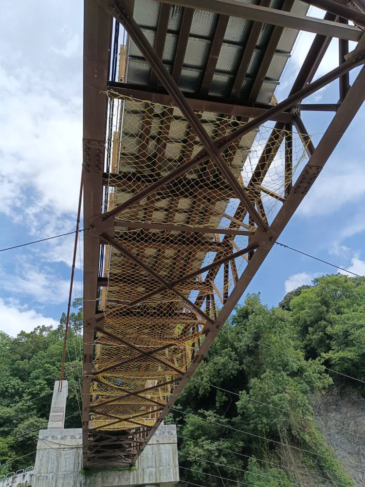 桃源區索阿紀吊橋因橋面毀損，原民會搶修中。原民會提供