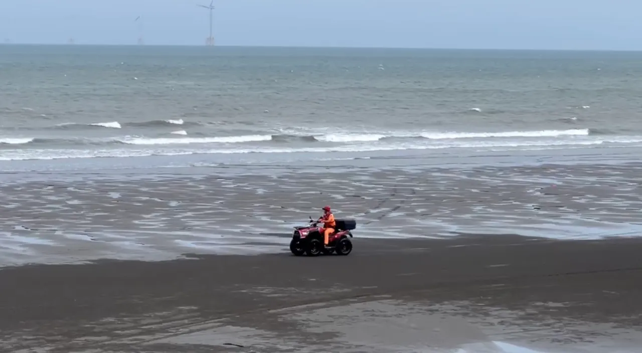 海巡人员驾驶沙滩车在岸边搜寻。海巡署提供