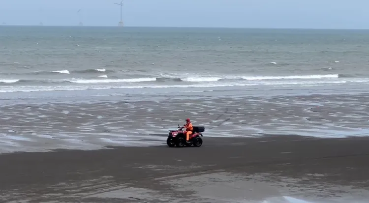 海巡人員駕駛沙灘車在岸邊搜尋。海巡署提供