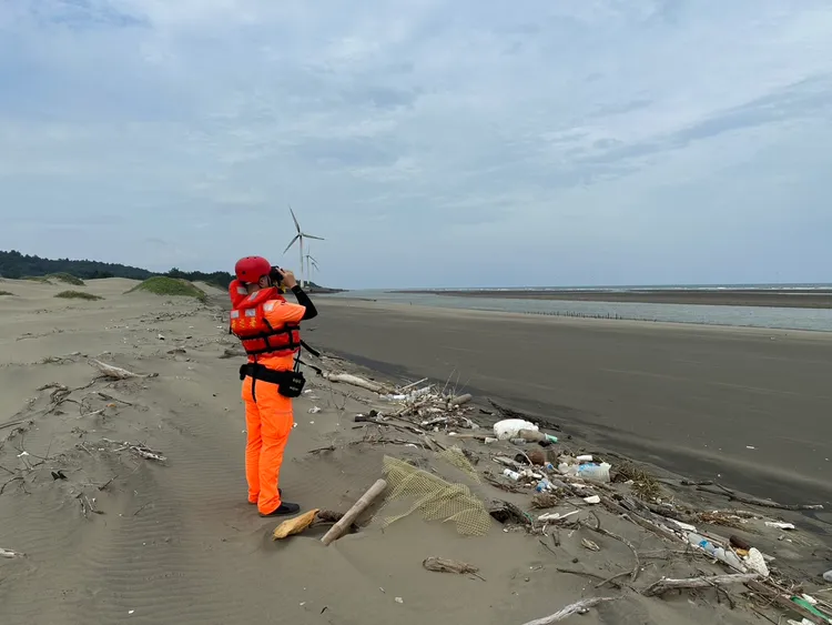 海巡署上午持續在龍鳳漁港風跡沙灘搜救失蹤少年。海巡署提供