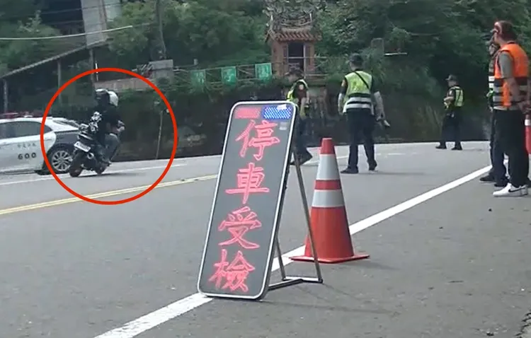 張男跨越雙黃線逆向闖過警方攔檢點，事後仍被警方抓到重罰。翻攝畫面