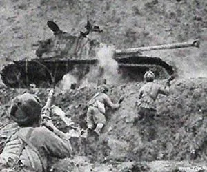 解放軍於韓戰時,以三三制陣型伏擊美軍坦克。組長在後,可監督前方戰士。翻攝解放軍網