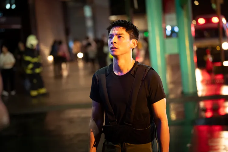 林柏宏在《96分鐘》夜戲封鎖台北信義區街道，現場動員上千名臨演與工作人員。華影國際提供