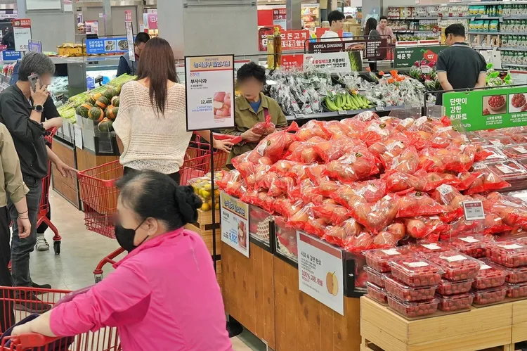 中秋節祭祀需要的蘋果，以及送禮禮盒，都被認為可能會因此漲價。樂天超市提供