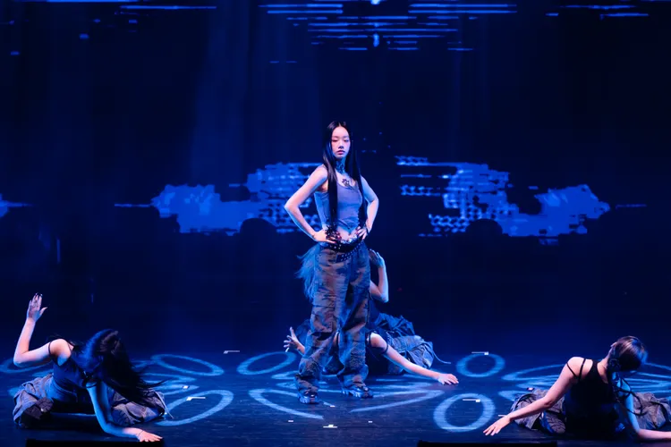 惠利性感熱舞。 O.N worldwide , Hakuna Matata提供