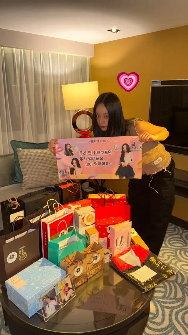 惠利昨天抵台後，貼出粉絲送的伴手禮認證，上班路還穿著桌上的「里長背心」。翻攝惠利IG