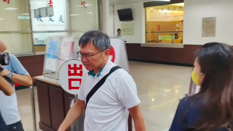 中信金控前財務長張明田今天到高院出庭，說明聲請變更手機報到的理由。張欽攝