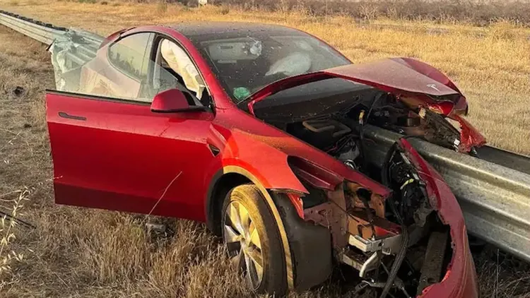 特斯拉車體被護欄貫穿。翻攝自加州公路巡警X