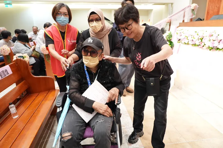 林松義難忍老友離世哭聲令人心碎，紀寶如上前關心他。娛樂中心攝