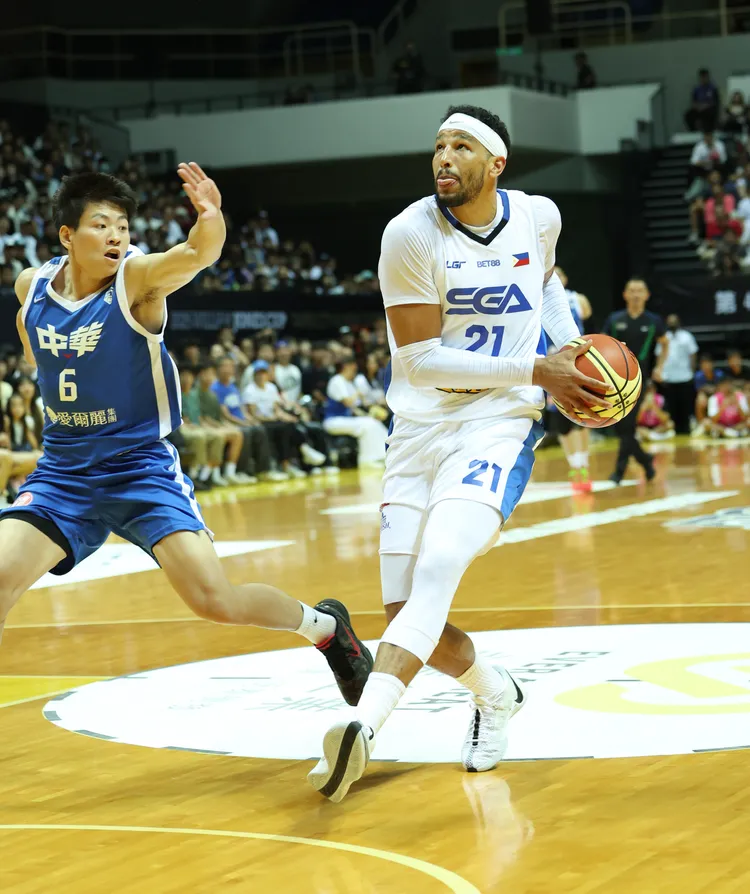羅伯森(右)。中華籃協