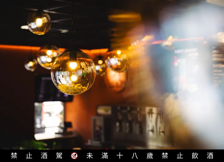 走進海尼根品牌概念店，天花板懸掛著象徵啤酒靈感的裝置藝術，啤酒花如靈感泡泡般在空氣中飄浮。品牌提供