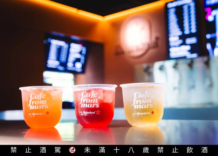 為了這次全台首間品牌概念店，火星咖啡海尼根概念店打造了三款限定特調，用創意風味翻玩海尼根，左至右分別為阿瑞斯、馬爾斯、曼伽羅。品牌提供