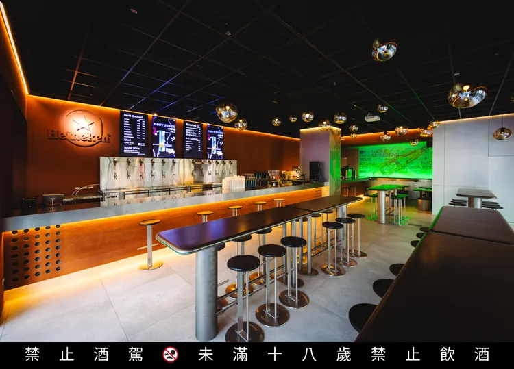 海尼根品牌概念店以大面積的磚紅色呈現火星紅土意象，加上隨著燈色變換各種宇宙圖像的光原色牆。品牌提供