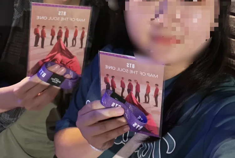 陳小姐表示當時在抽手環時，箱子內還很「深」，表示還有很多觀影紀念禮，為何不發送到其他戲院，讓粉絲們都拿得到。投訴人提供