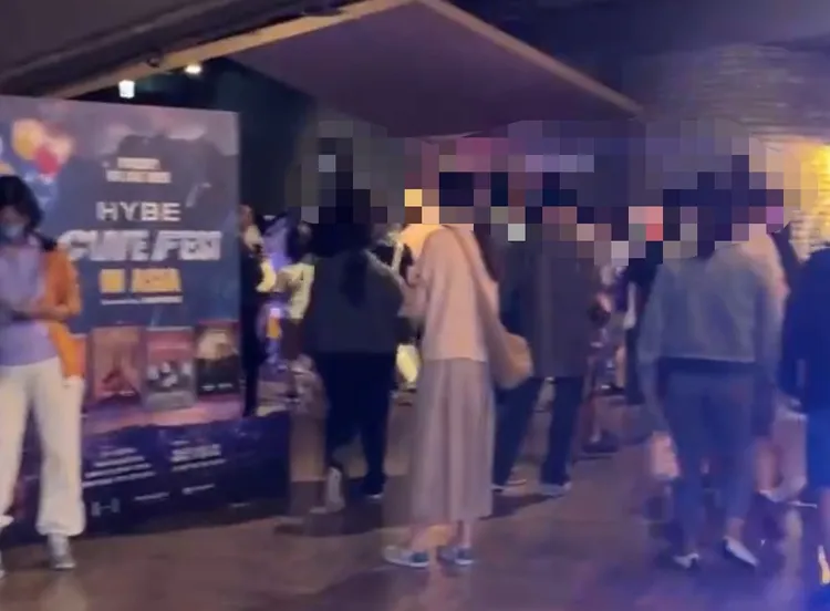 周休假日，台南大遠百威秀湧進大批人潮觀影，不少就是衝著BTS紀念手環而來。投訴人提供