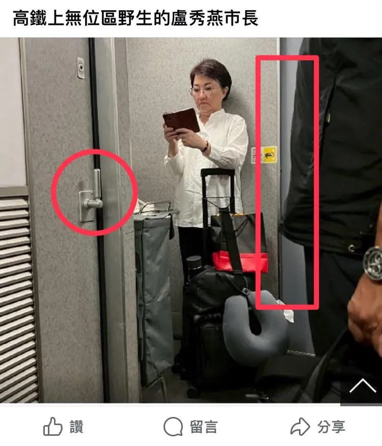 卢秀燕被民众拍到深夜站立在车厢外觉得很亲民,遭摄影师林育良打脸。翻摄自林育良脸书