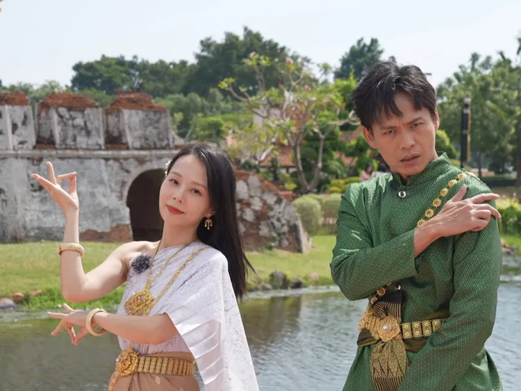 （左起）孫淑媚 黃鐙輝 在泰國暹羅古城76府俏皮合照。公視台語台提供